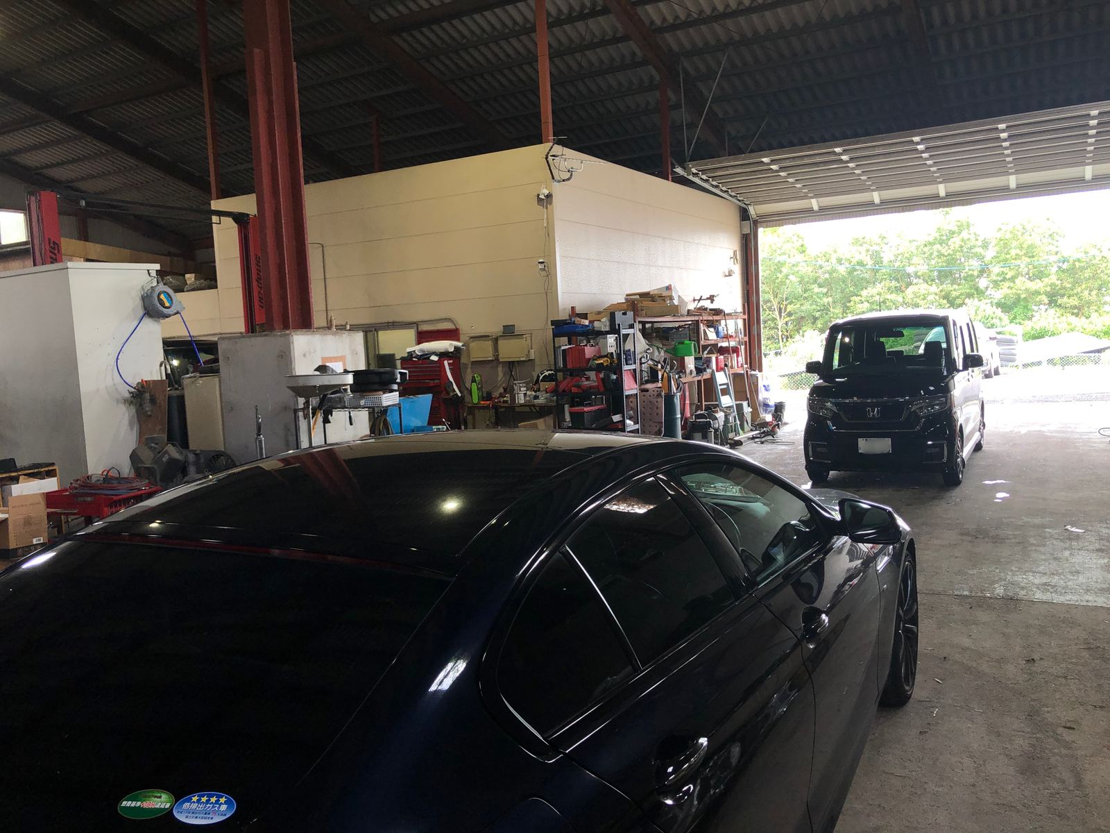 岡崎自動車の整備工場内の様子