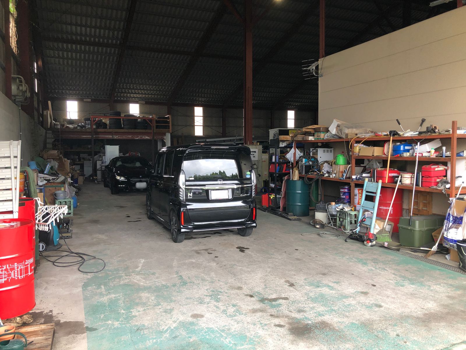 新車中古車の購入相談をする様子